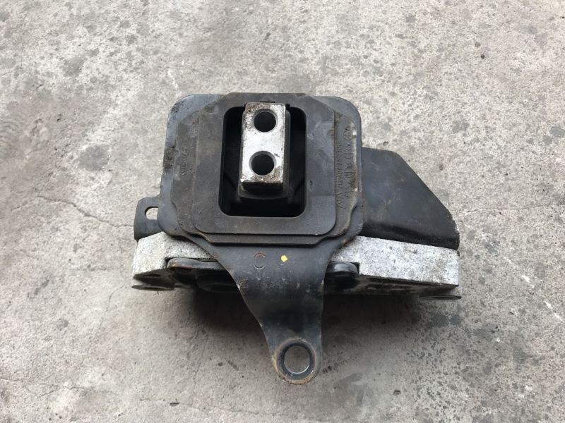 21830D9700 Подушка двигателя левая