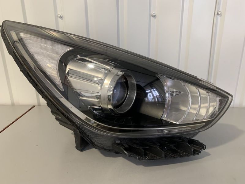 92102Q4000 Фара права (EV)