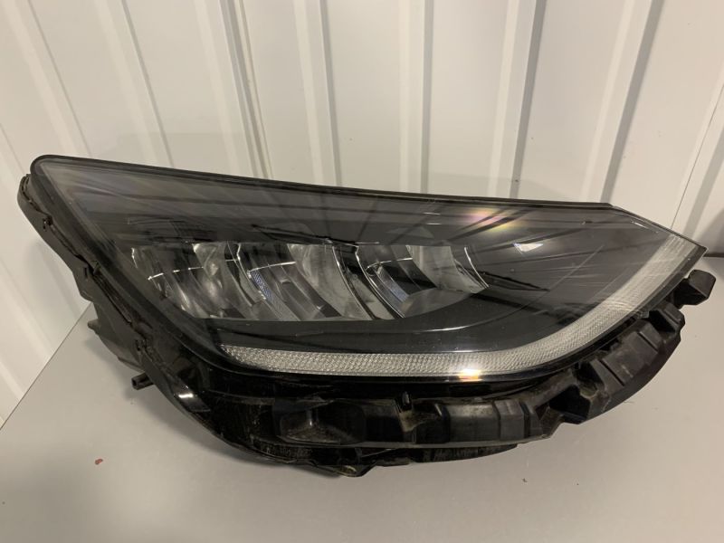 92102L0100 Фара Full LED права USA -(дефект)