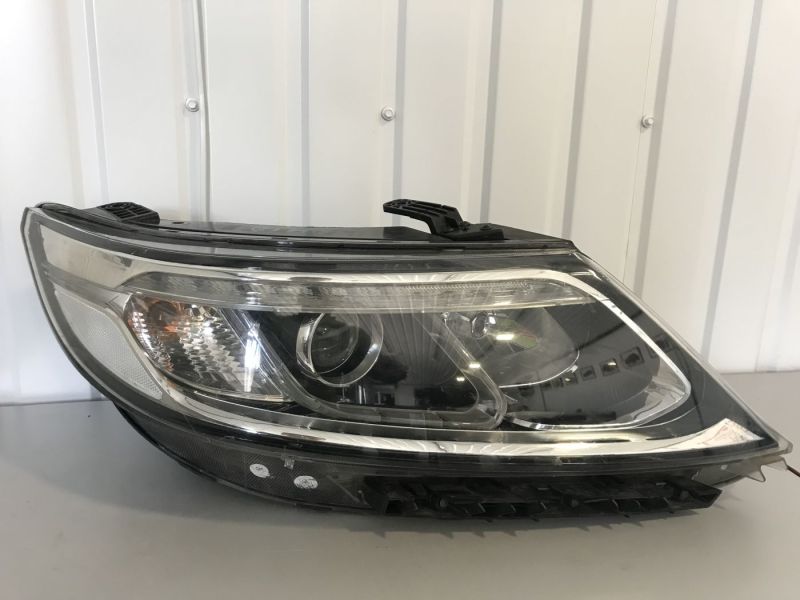 921022P600 Фара LED+Xenon права