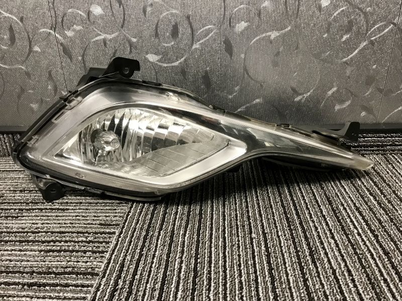 922023S210 Протитуманна фара передня права