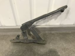 Петля капоту права