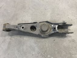 Важіль задньої підвіски нижній правий