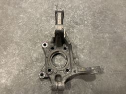 Кулак передній правий (поворотний)